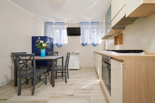 Fridge, oven, stovetop, dishwasher