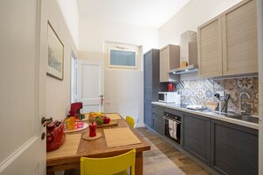 Køleskab, mikrobølgeovn, ovn, kogeplade