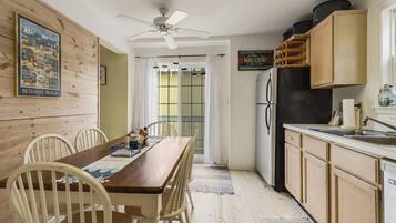 Cottage, Multiple Beds, Balcony, Garden View (HOPETOWN ROAD 600) | Private kitchen | Coffee/tea maker