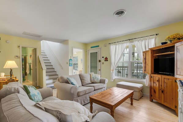 Cottage, Multiple Beds, Balcony, Garden View (HOPETOWN ROAD 600) | Living area