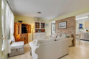 Cottage, Multiple Beds, Balcony, Garden View (HOPETOWN ROAD 600) | Living area