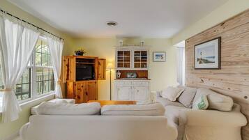 Cottage, Multiple Beds, Balcony, Garden View (HOPETOWN ROAD 600) | Living area