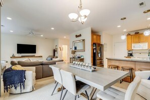 Hus, flere senger, balkong, hageutsikt (SMITHFIELD COURT 2 #102) | Innvendig