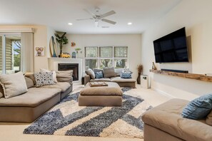 Hus, flere senger, balkong, hageutsikt (SMITHFIELD COURT 2 #102) | Oppholdsområde