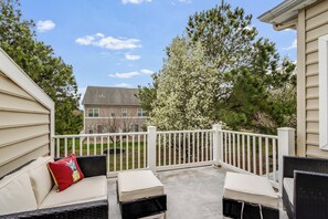 Hus, flere senger, balkong, hageutsikt (SMITHFIELD COURT 2 #102) | Terrasse/patio