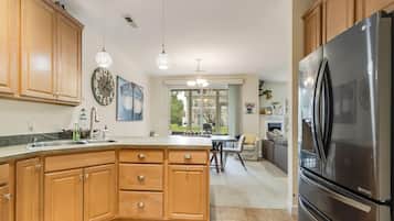 House, Multiple Beds, Balcony, Garden View (SMITHFIELD COURT 2 #102) | Private kitchen | Coffee/tea maker, dining tables