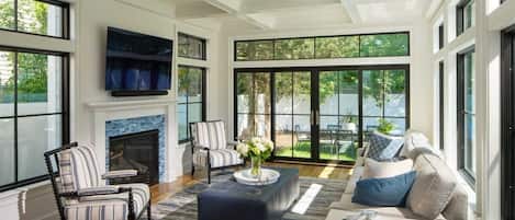 Maison, Plusieurs lits, foyer, vue sur la piscine (NORFOLK STREET 207) | Aire de séjour | Foyer