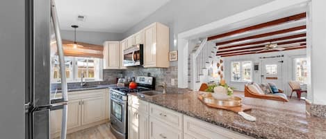 Casa, varias camas, patio, vista al jardín (KENT STREET 54) | Cocina privada | Parrilla de estufa y cafetera y tetera