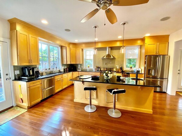Maison, plusieurs lits, patio, vue jardin (BAYARD AVENUE 404) | Cuisine privée | Cafetière/bouilloire