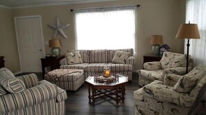 บ้านพัก, หลายเตียง, ห้องครัว, วิวสวน (STOCKLEY STREET 311) | บริเวณนั่งเล่น