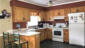 House, Multiple Beds, Kitchen, Garden View (STOCKLEY STREET 311) | Private kitchen | Coffee/tea maker