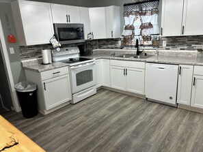 Microondas, horno, parrilla de estufa y lavavajillas 