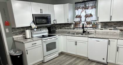 Charming 2-bedroom cottage in welcoming Larned with AC,WiFi, full over full bunk