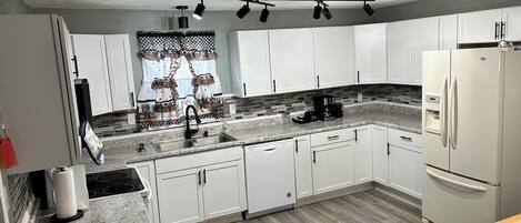 Mikrowelle, Ofen, Herdplatte, Geschirrspüler