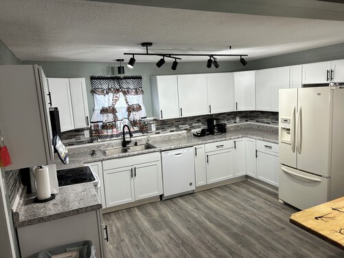 Charming 2-bedroom cottage in welcoming Larned with AC,WiFi, full over full bunk