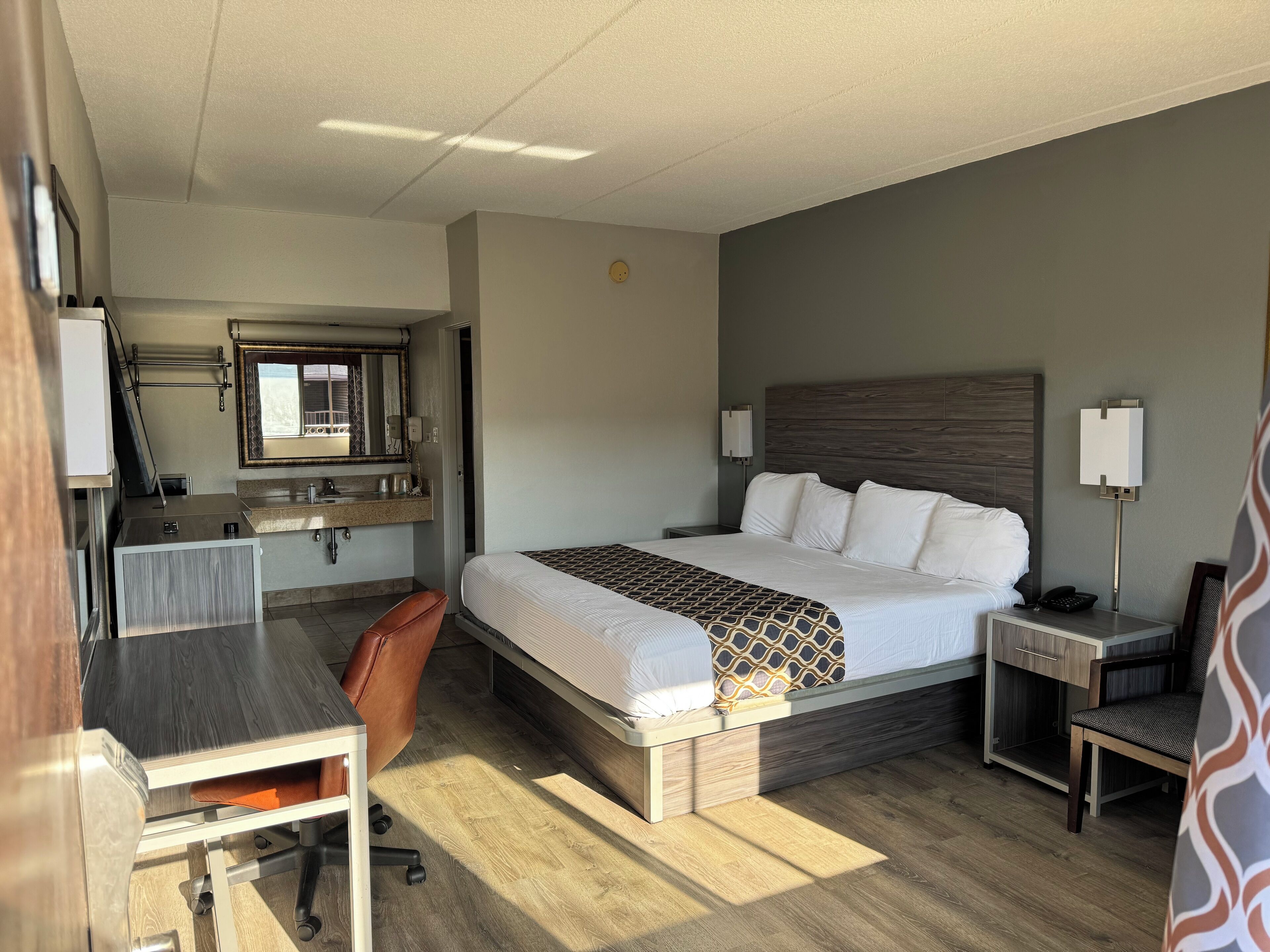 办公桌、熨斗/熨板、免费 WiFi、床单