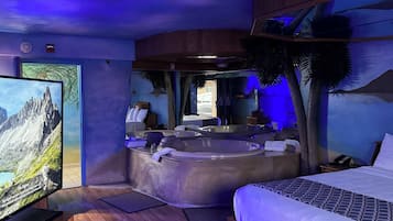 Signature Room | Iron/ironing board, free WiFi, bed sheets