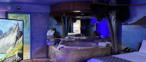 Signature Room | Iron/ironing board, free WiFi, bed sheets