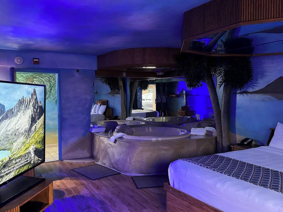 Signature Room | Iron/ironing board, free WiFi, bed sheets