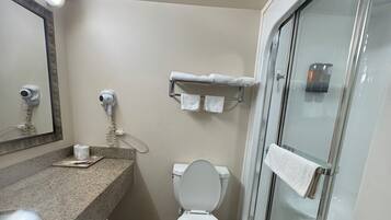Combined shower/tub, towels