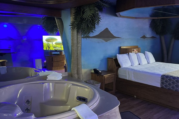 Signature Room | Iron/ironing board, free WiFi, bed sheets
