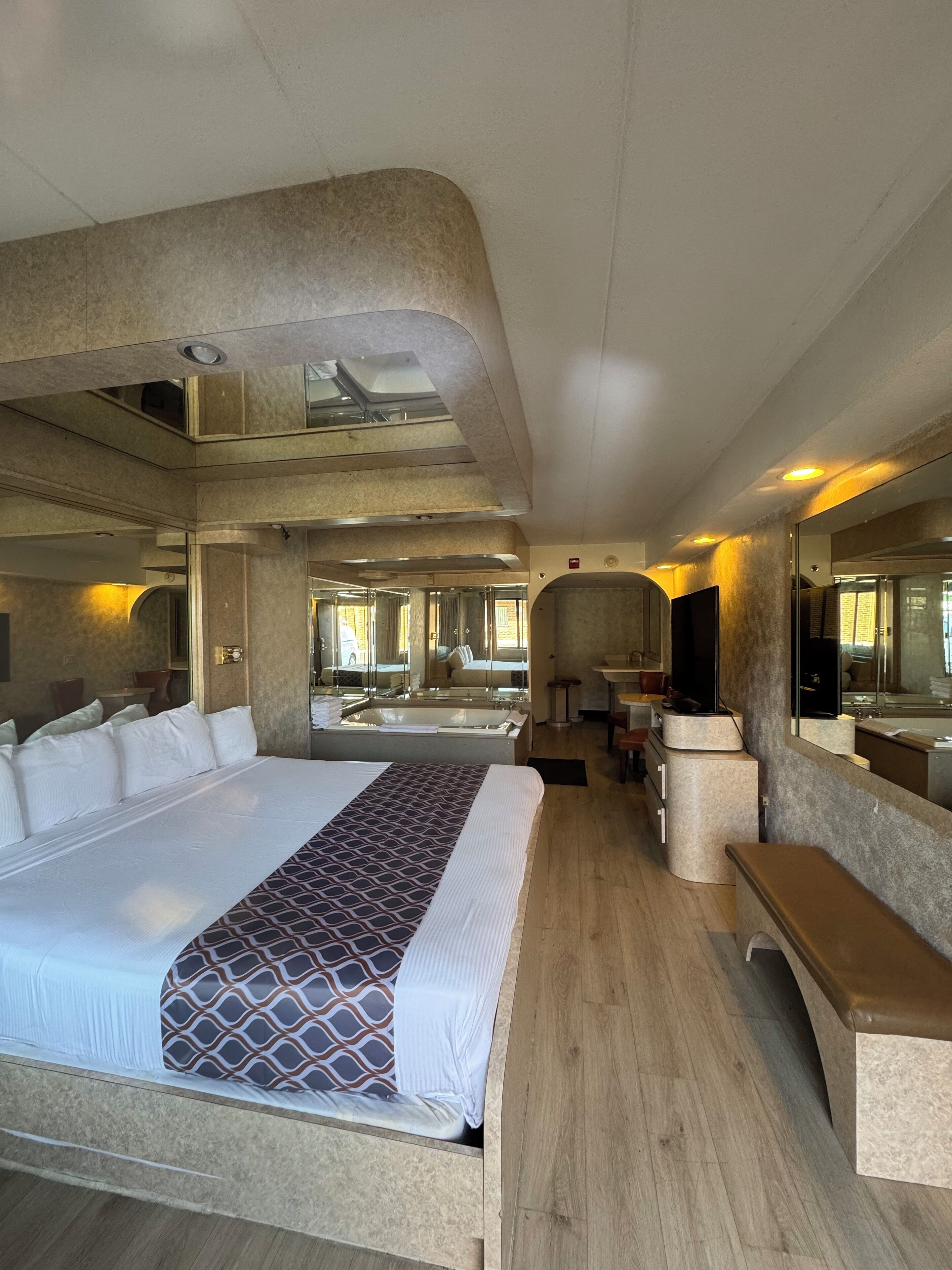 Grand Room | Iron/ironing board, free WiFi, bed sheets