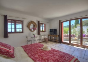 6 bedrooms, in-room safe, iron/ironing board, free WiFi