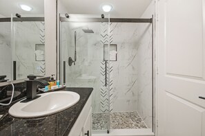 Tina de hidromasaje, bidet, toallas, jabón 