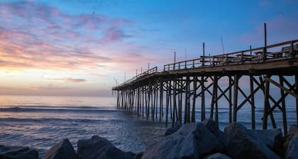 Pier View Luxe Retreat:New Condo 3BR 2BA Elevator