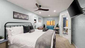 5 slaapkamers, een bureau, een strijkplank/strijkijzer, reisbedje