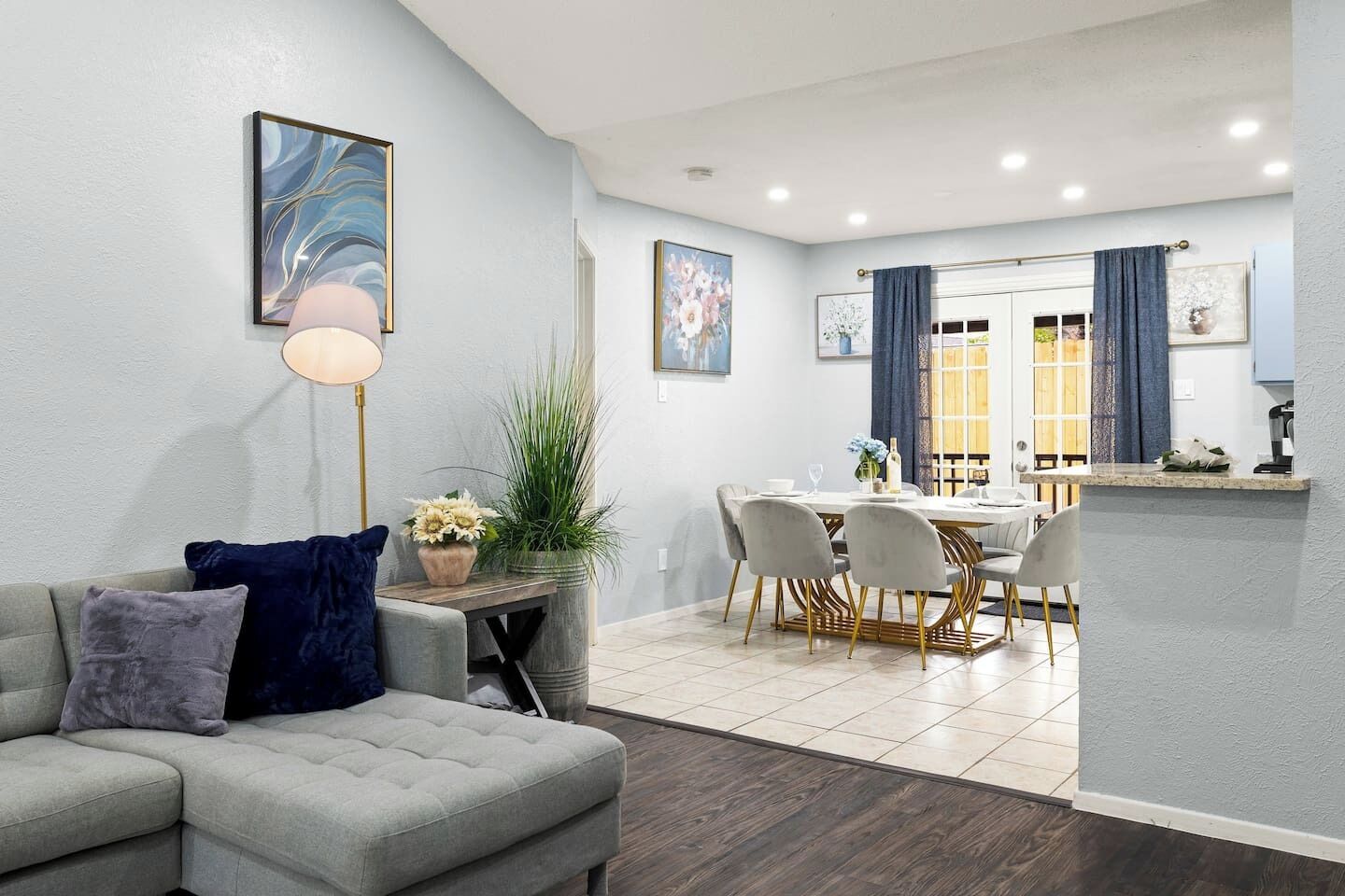 Älytelevisio, takka, kirjoja, tietokoneen näyttö