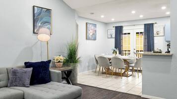 Älytelevisio, takka, kirjoja, tietokoneen näyttö