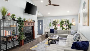 Een smart-tv, een open haard, boeken en een computerscherm