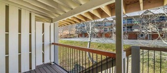 3bed/2bath, mountain views, hot tub, free shuttle