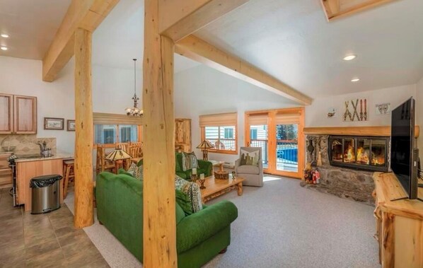 スマートテレビ、暖炉、DVD プレーヤー、書庫