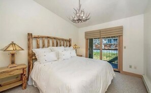 3 室のベッドルーム、WiFi (無料)、ベッドシーツ