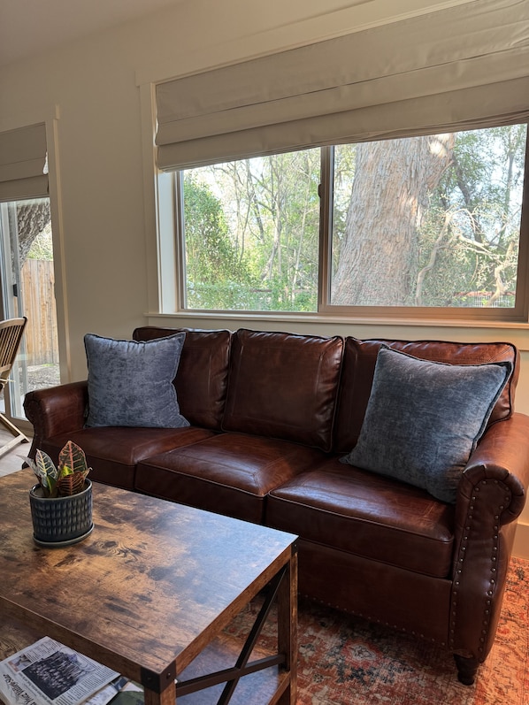 Smart TV - Charming studio w/AC & WiFi in Ballard. Centrally located in wine country. (Solvang)