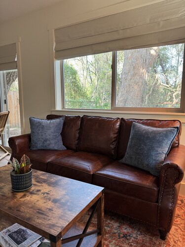 Charming studio w/AC & WiFi in Ballard. Centrally located in wine country.