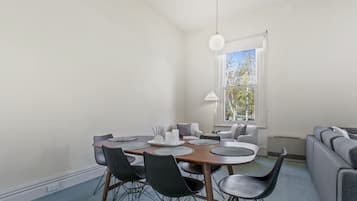 House, 3 Bedrooms | In-room dining