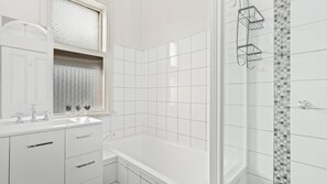 Huis, 3 slaapkamers | Badkamer | Handdoeken, zeep, shampoo, toiletpapier