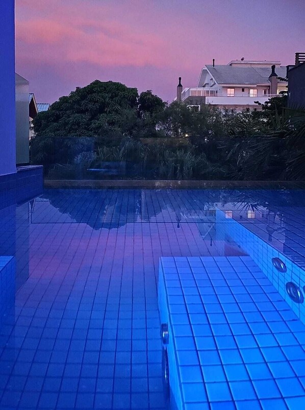 Suite exclusiva, pati hawaià, vistes al pati | 1 dormitori i wifi gratuïta