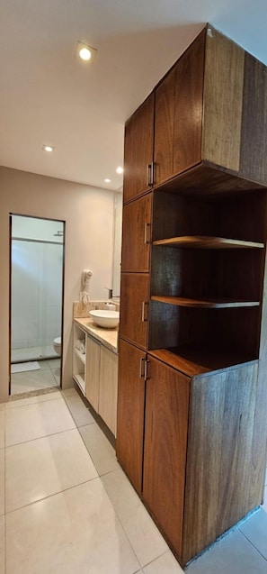 Apartamento luxo, vista para o jardim | Banheiro | Secador de cabelo, roupões de banho, sabonete, shampoo