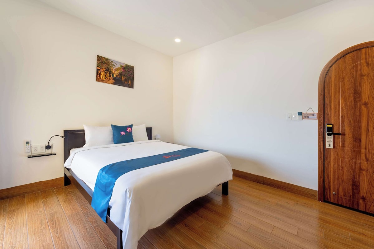Basic Double Room, Balcony, Courtyard View | 1 bedroom, in-room safe, desk, laptop workspace