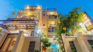 Fachada da propriedade à noite