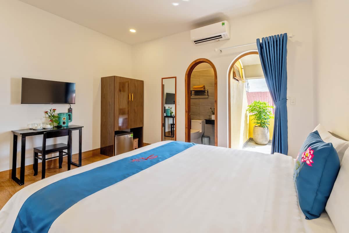 Basic Double Room, Balcony, Courtyard View | In-room safe, desk, laptop workspace, iron/ironing board