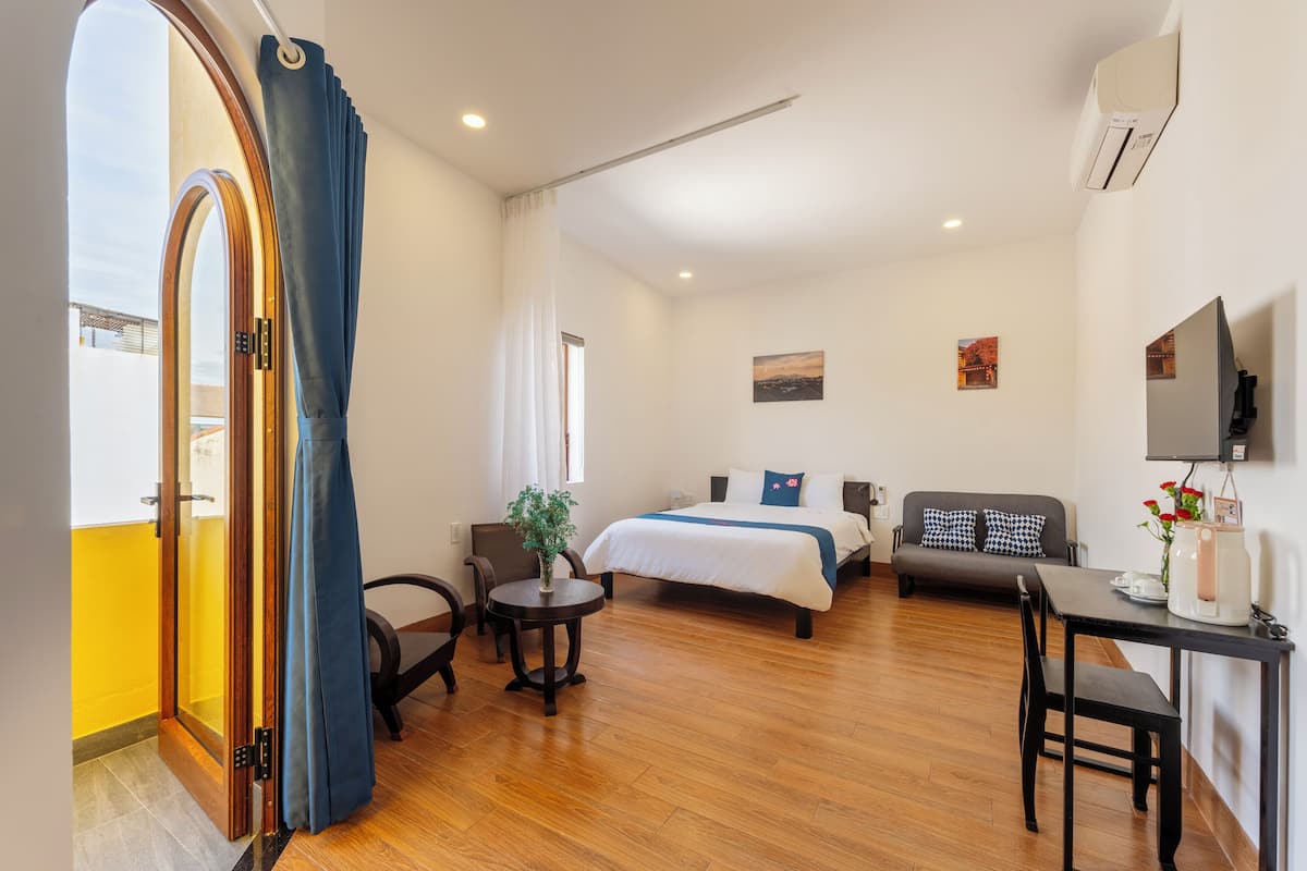 In-room safe, desk, laptop workspace, iron/ironing board