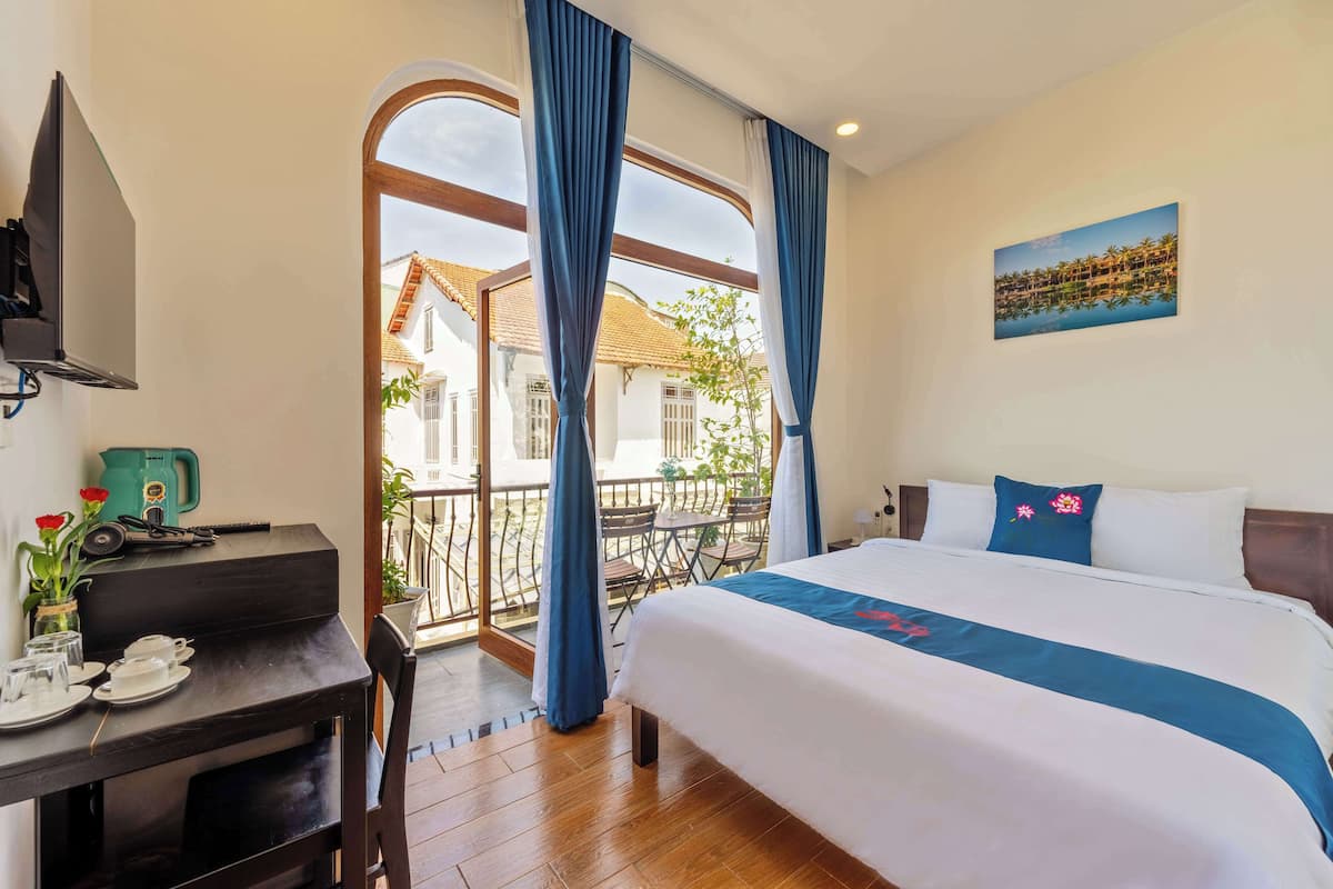 Superior Double Room, Balcony, Courtyard View | In-room safe, desk, laptop workspace, iron/ironing board