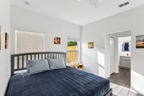 3 habitaciones, tabla de planchar con plancha y cuna de viaje 