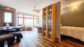 2 bedrooms, WiFi, bed sheets - 3 Min to Lake Michigan, 15 Min to Ski Crystal (X) (Elberta)