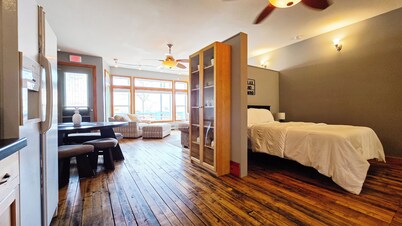 3 Min to Lake Michigan, 15 Min to Ski Crystal (X)